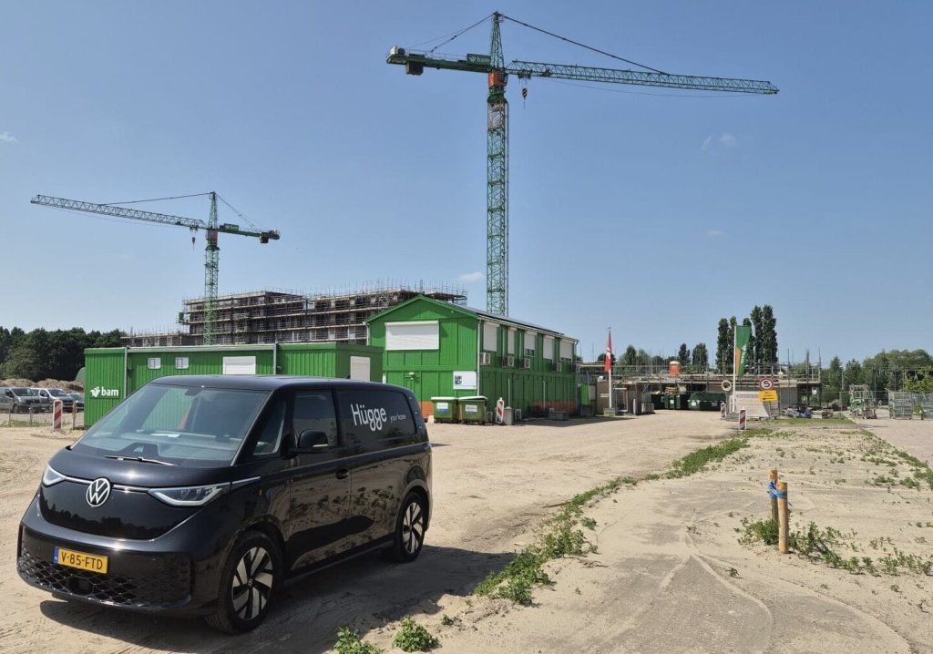 Werkbus van Hügge op projectlocatie